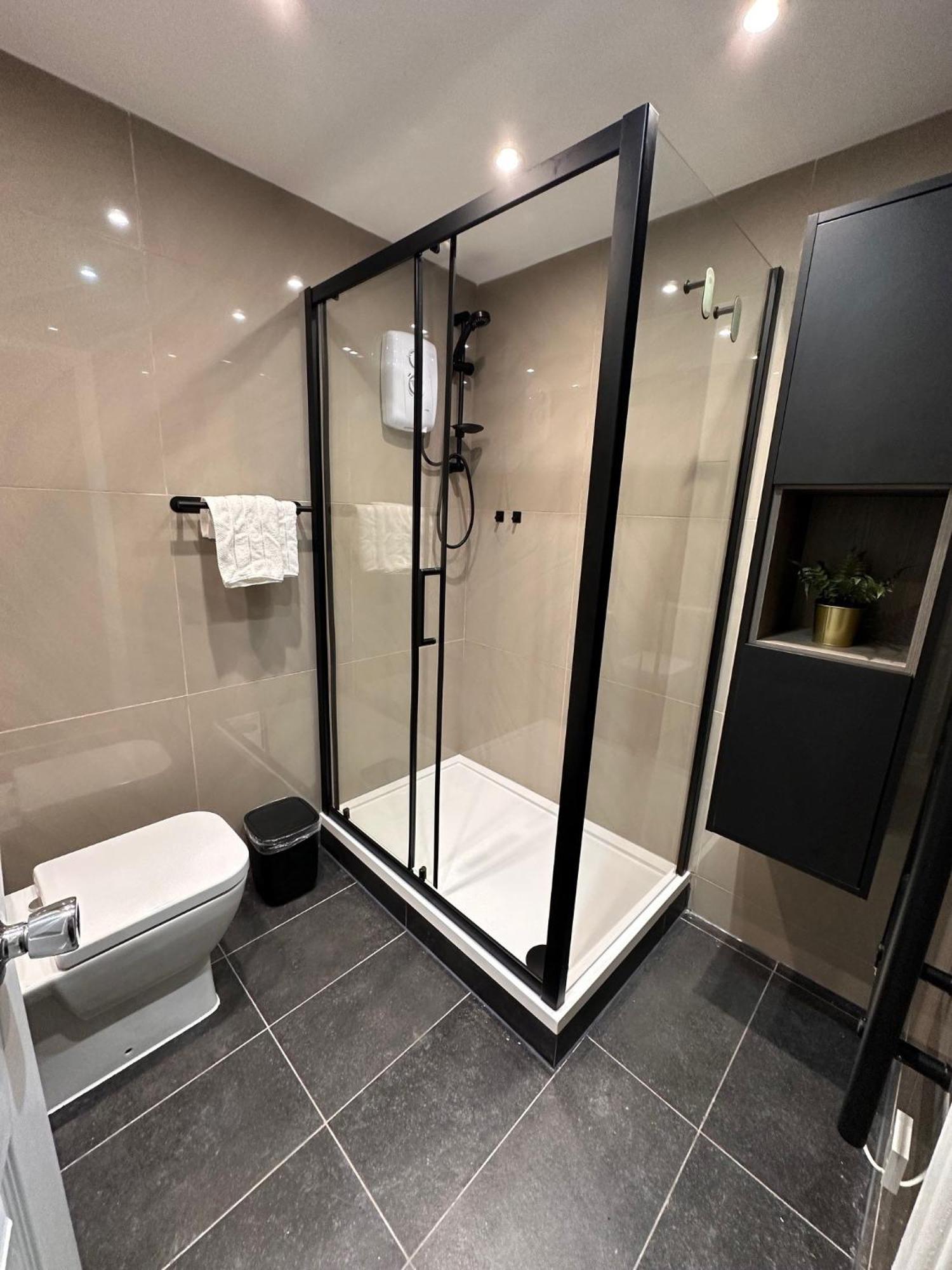 R1 - Private Room In Modern Shared Apartment, Each With Kitchenette, Central Birmingham Exteriör bild